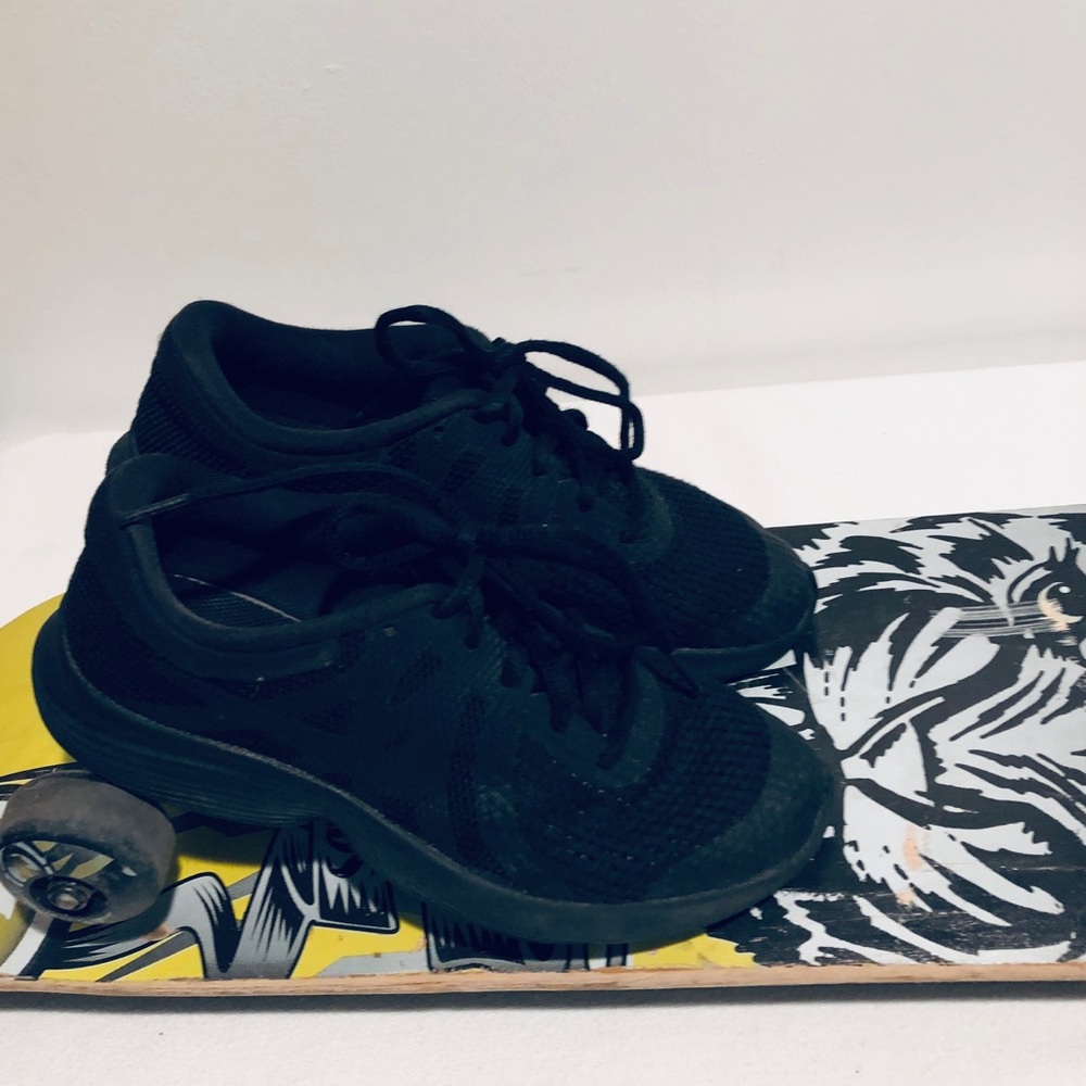 Nike big  Kids Star Running Size 4.5 - Picture 2 of 4